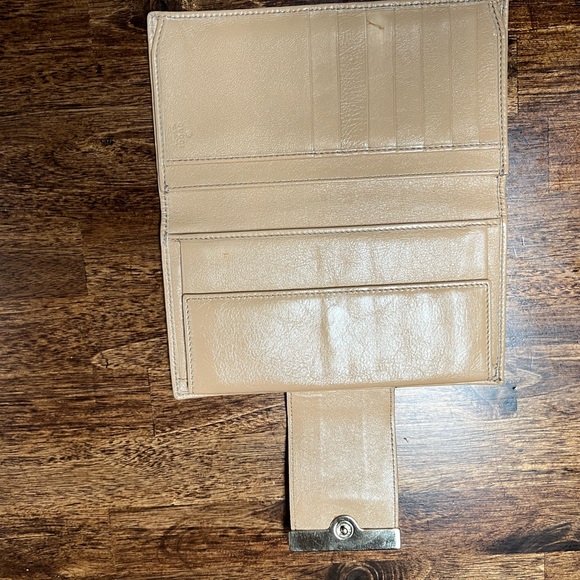 GUCCI Embossed Leather Snap Closure Bifold Long Wallet - Picture 4 of 15